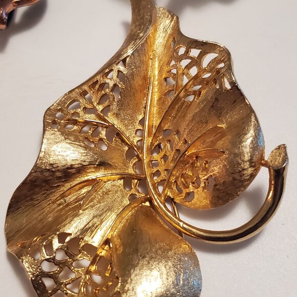 8 Pins or Brooches, items # A-1194-1201, wt. 105 grams. - Picture 4 of 15